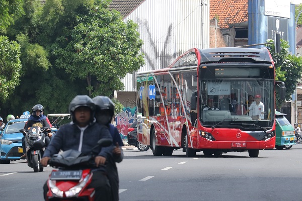 Risma resmi luncurkan Suroboyo Bus seperti Transjakarta