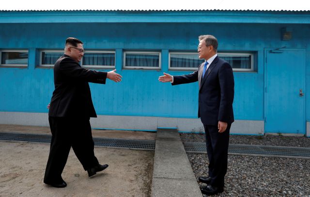 Saling lempar senyum, dua pemimpin Korea akhirnya bertemu