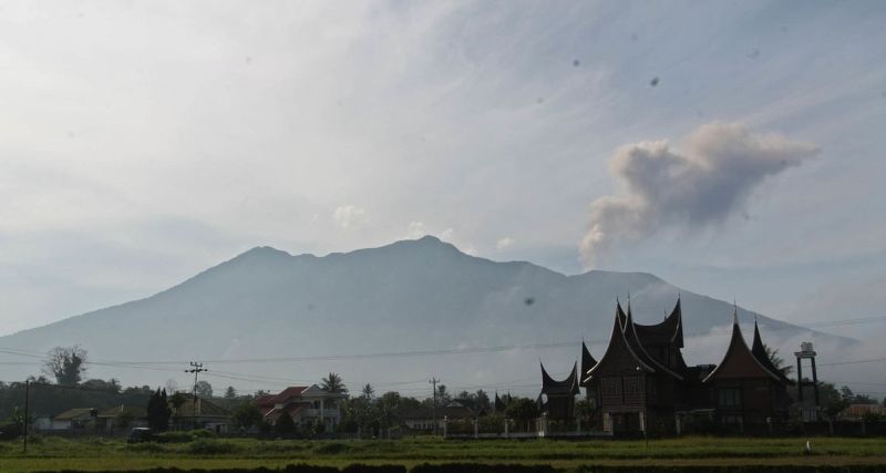 Gunung Marapi erupsi, masyarakat tidak boleh beraktivitas