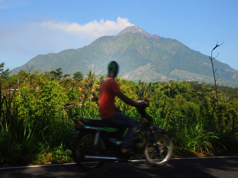 Abu vulkanik Merapi menyebar ke selatan dan tenggara