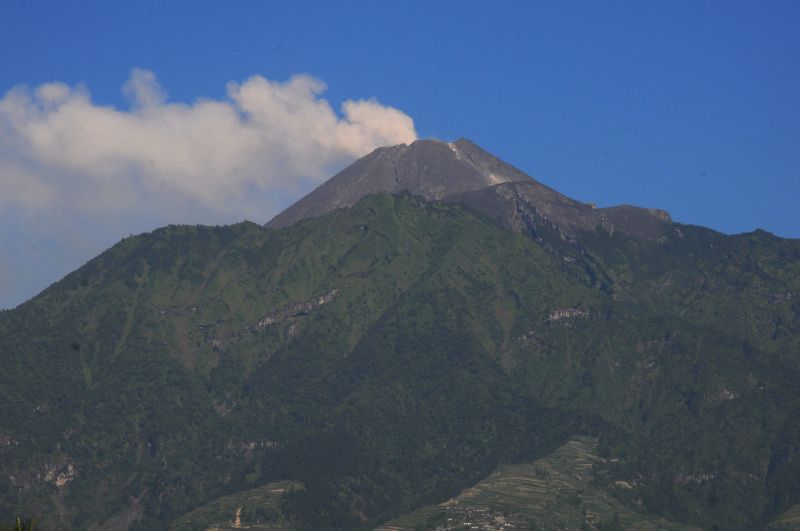 Gunung Merapi meletus, Bandara Adisujipto kembali ditutup