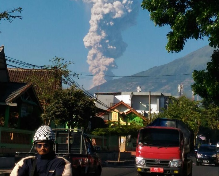 Gunung Merapi meletus, 120 pendaki dievakuasi