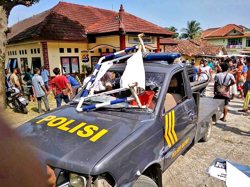Ratusan massa bakar mobil polisi di Polsek Bayah Banten