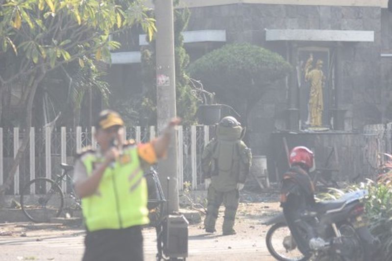 Tiga ledakan diduga bom bunuh diri di Surabaya