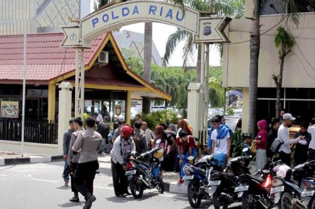 Penyerang Mapolda Riau bawa samurai 