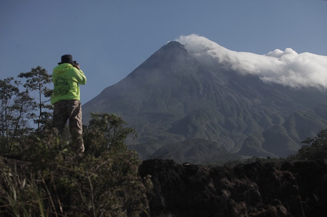Sebaran hujan abu erupsi Gunung Merapi di Magelang meluas