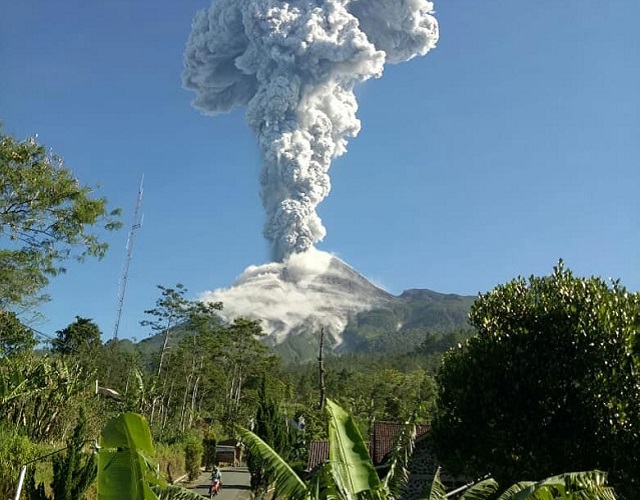 Gunung Merapi kembali meletus setinggi 6.000 meter pagi ini