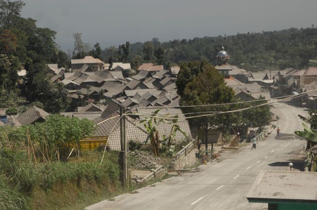 Puluhan warga lereng Merapi bertahan di pengungsian