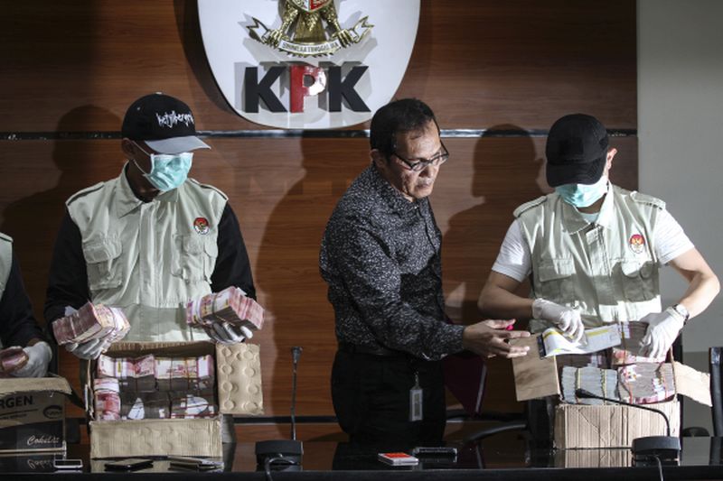 KPK tahan 4 tersangka yang ditangkap di OTT Blitar dan Tulungagung