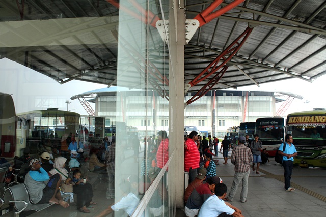 Terminal Pulogebang masih ramai para pemudik