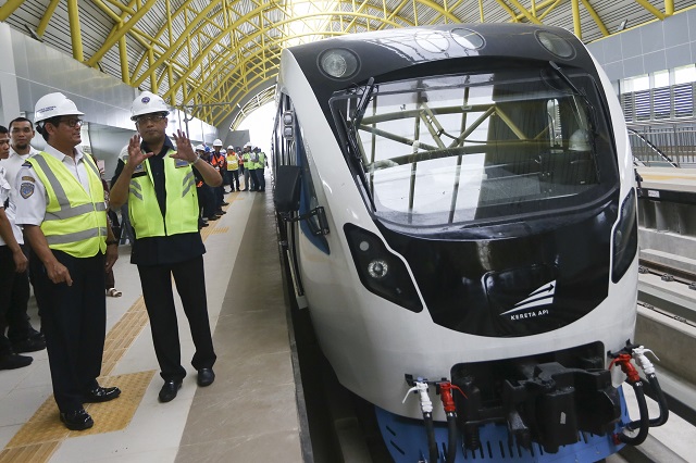 Tanggapi Prabowo, Luhut pastikan LRT penuhi standar internasional