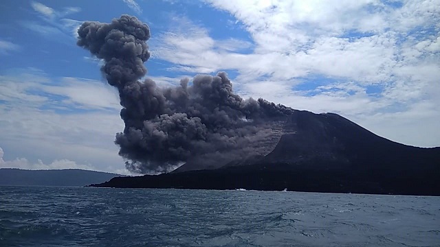 Anak Gunung Krakatau meletus 1000 meter