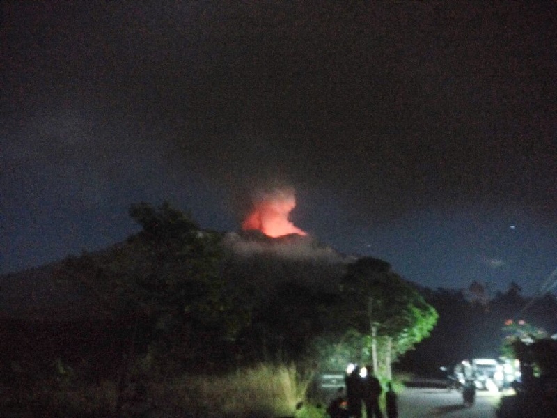 Debu vulkanik Gunung Agung menjauhi Pulau Bali
