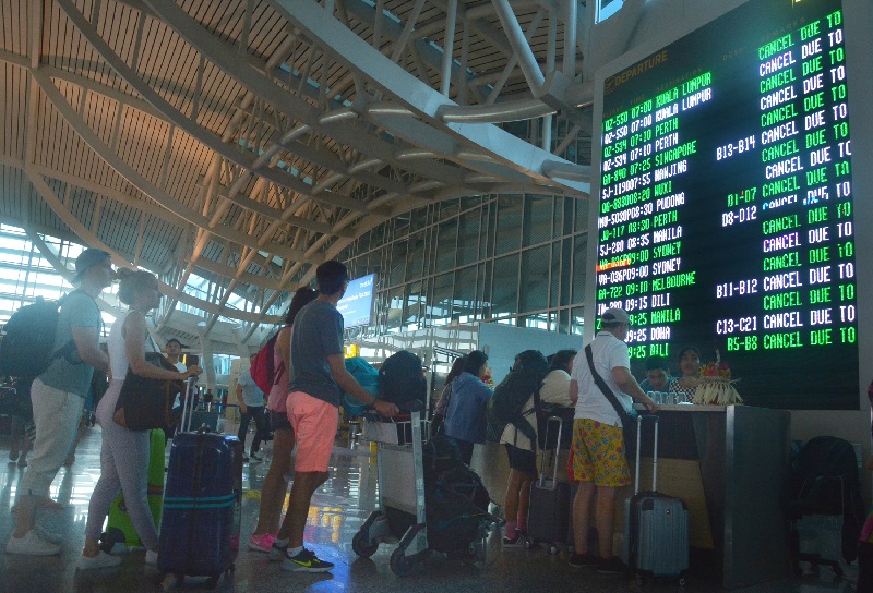 Calon penumpang tunggu keberangkatan di Bandara Ngurah Rai