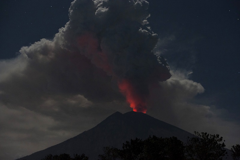 Gunung Agung meletus dan keluarkan lava pijar 