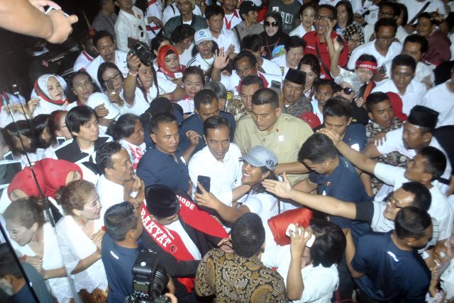 Jokowi minta relawan tak takut diajak berkelahi