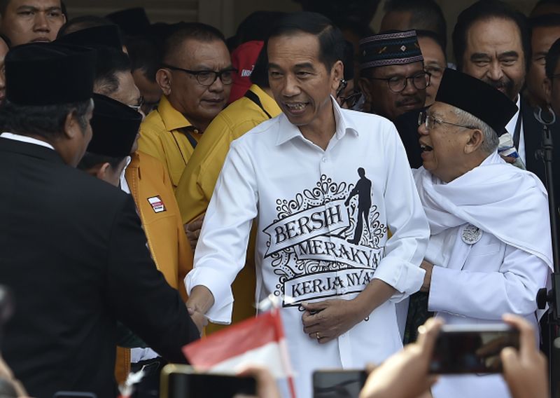 Kemeja putih identitas baru Jokowi di Pilpres 2019