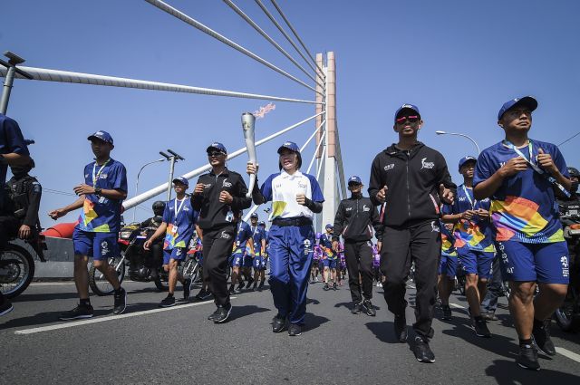Kirab obor Asian Games meriahkan Upacara penurunan bendera