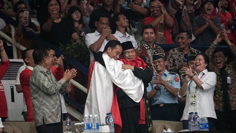 Sejuk, saat Hanifan peluk Jokowi-Prabowo berselimut Merah Putih
