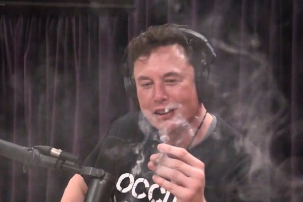 Elon Musk isap ganja saat siaran langsung