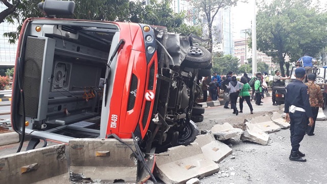 Bus Transjakarta terguling, sopir diamankan