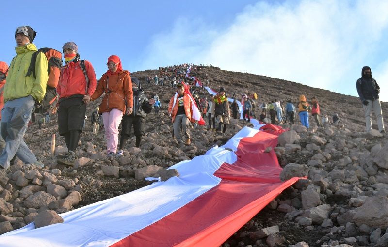 Santri pesantren jatuh ke jurang usai puncaki Gunung Slamet
