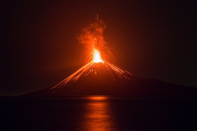 Selain Gunung Soputan, Anak Krakatau juga letuskan lava pijar