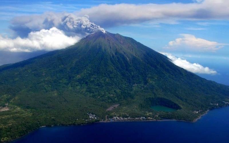 Menyusul Soputan, Gunung Gamalama di Ternate erupsi