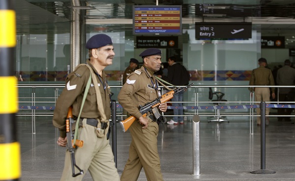 Polisi bandara di India diminta irit senyum