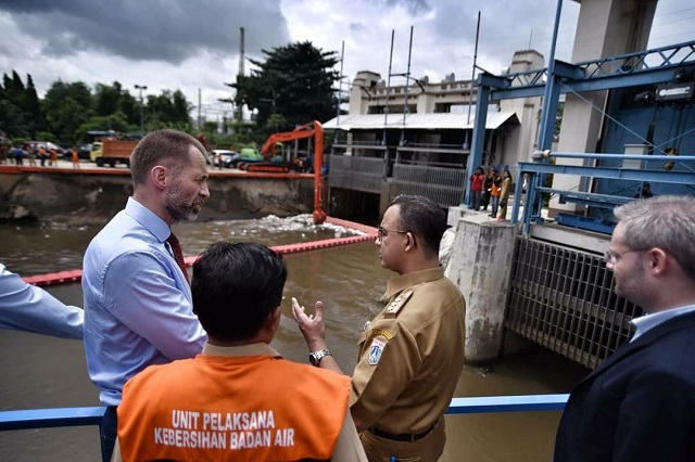 Antisipasi banjir, DKI mulai bersihkan sampah di sungai