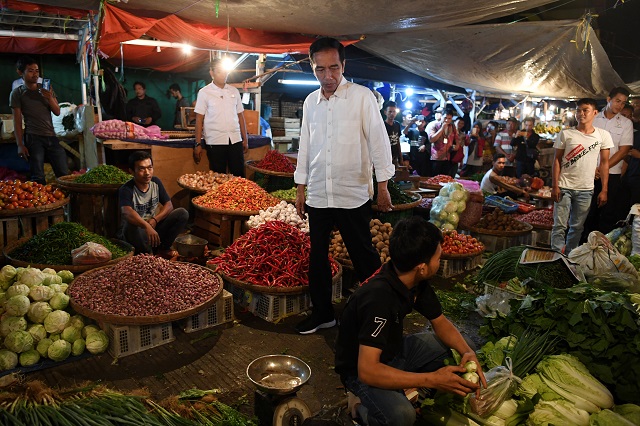 Jokowi: Bilang harga di pasar mahal, ibu-ibu akan marah