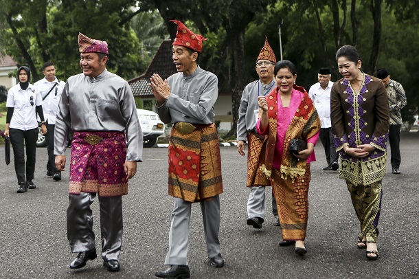 Presiden Jokowi dan Ibu Iriana terima gelar adat Komering