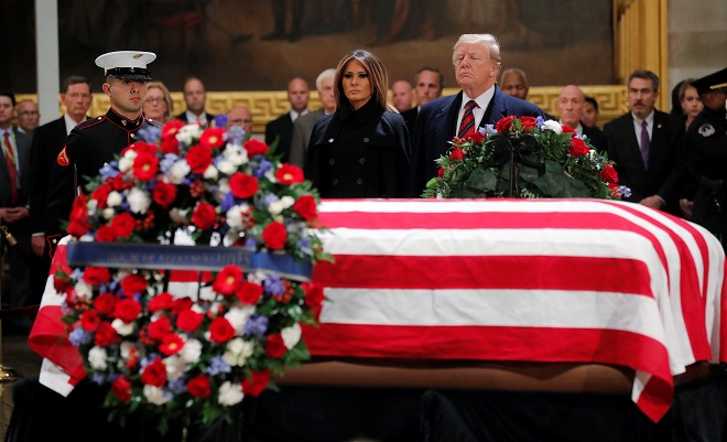 Donald Trump beri penghormatan terakhir bagi mendiang Bush Sr