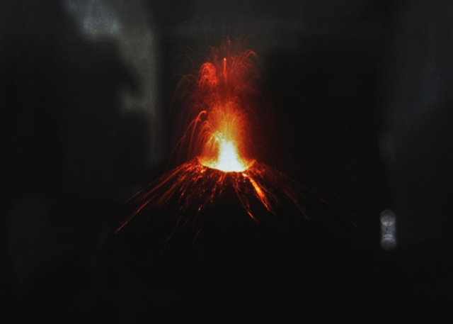 Asap hitam dari Gunung Anak Krakatau kembali terlihat