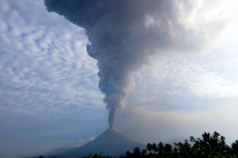 Gunung Soputan erupsi, masyarakat diminta tak beraktivitas