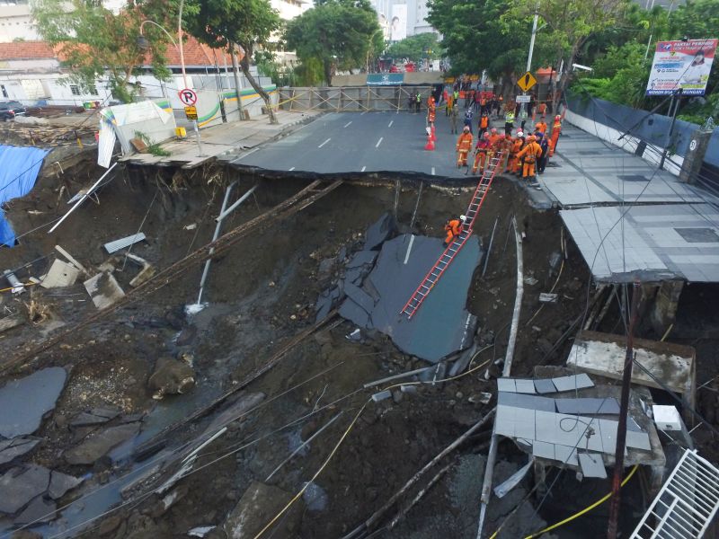 Jalan Raya Gubeng yang amblas mulai diperbaiki