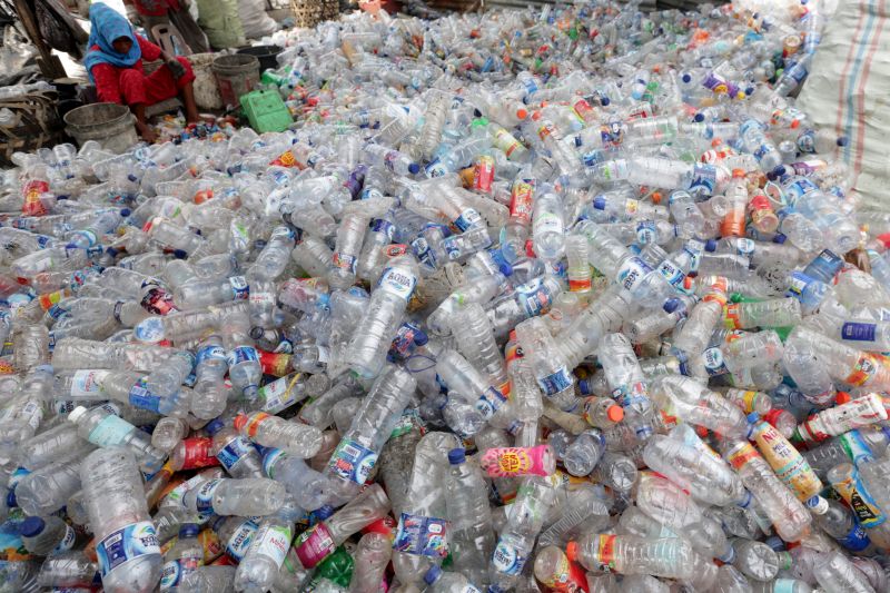 Melihat kebijakan cukai plastik