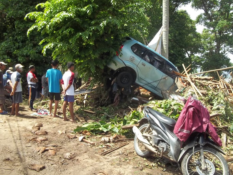 84 mobil dan motor milik wisatawan jadi bangkai di Pandeglang