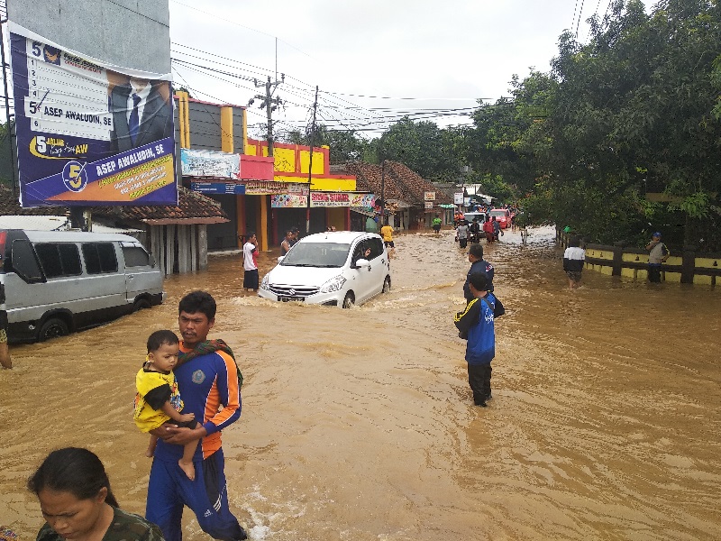 Jalan Labuan-Carita digenangi banjir 