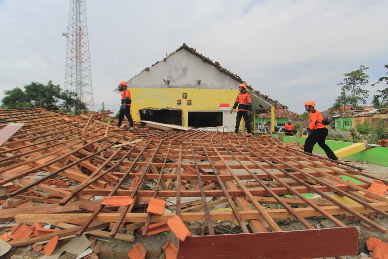 BPBD buka dapur umum bantu warga terdampak puting beliung di Cirebon