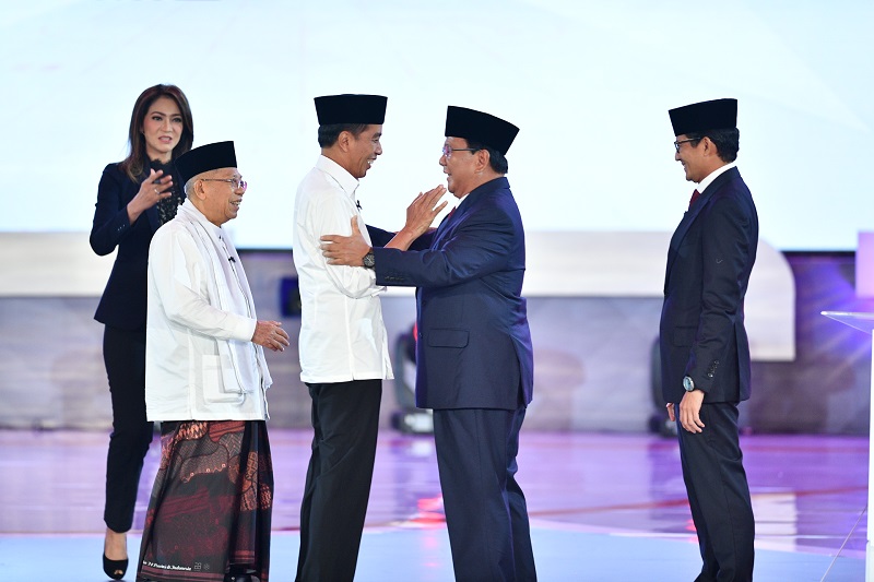Gaya busana Jokowi-Ma'ruf versus Prabowo-Sandi