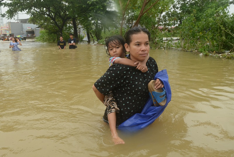 Pohon tumbang dan banjir landa Makassar