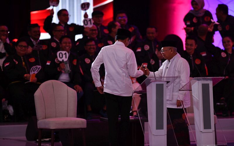 Jokowi-Ma'ruf stagnan, Prabowo-Sandi naik tipis
