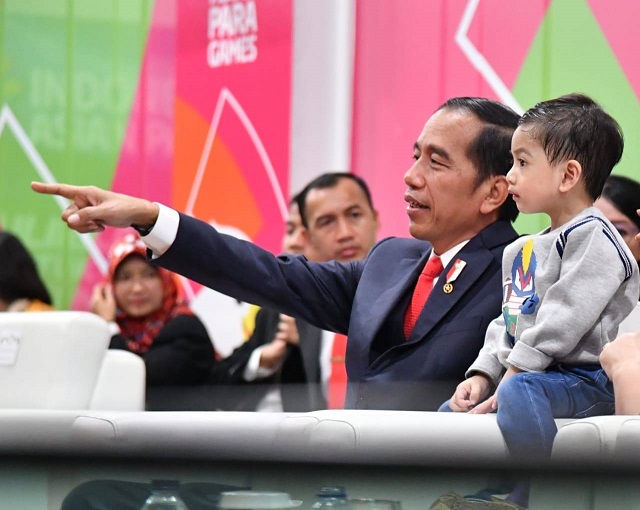 Survei LSI: Jokowi lebih mempesona emak-emak ketimbang Sandiaga Uno