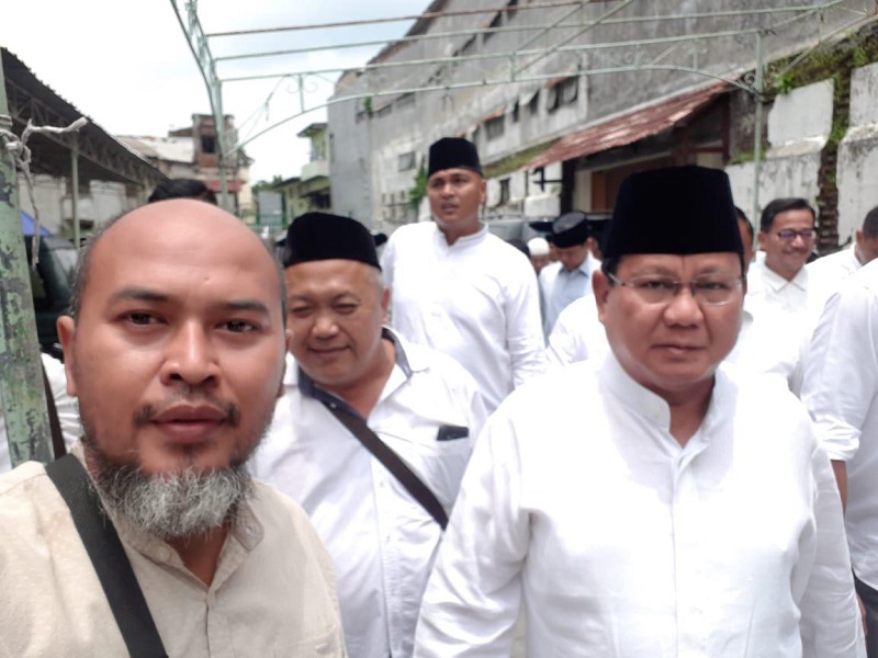 Teriakan Prabowo presiden bergaung saat salat Jumat di Masjid Kauman