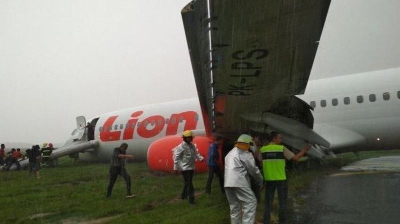 Petugas Bandara Supadio evakuasi Lion Air JT 714