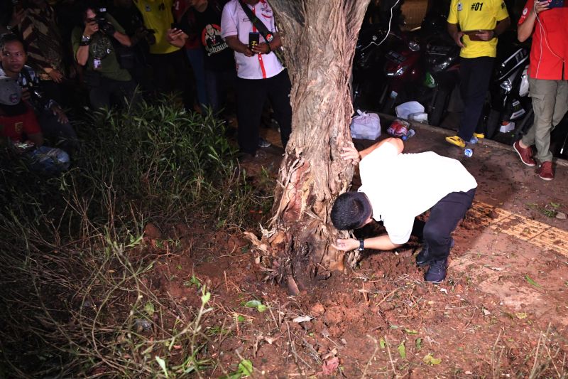 Ada lubang hingga 15 cm  pada bekas ledakan di Parkir Timur Senayan