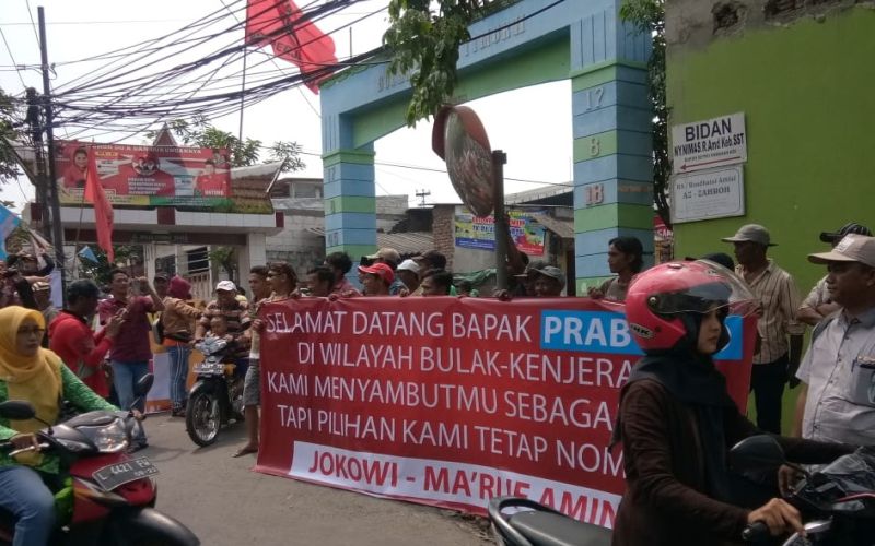 Prabowo disambut warga dengan yel-yel pro-Jokowi