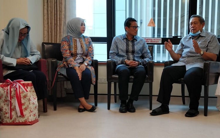 Sandiaga Uno besuk Ani Yudhoyono di Singapura