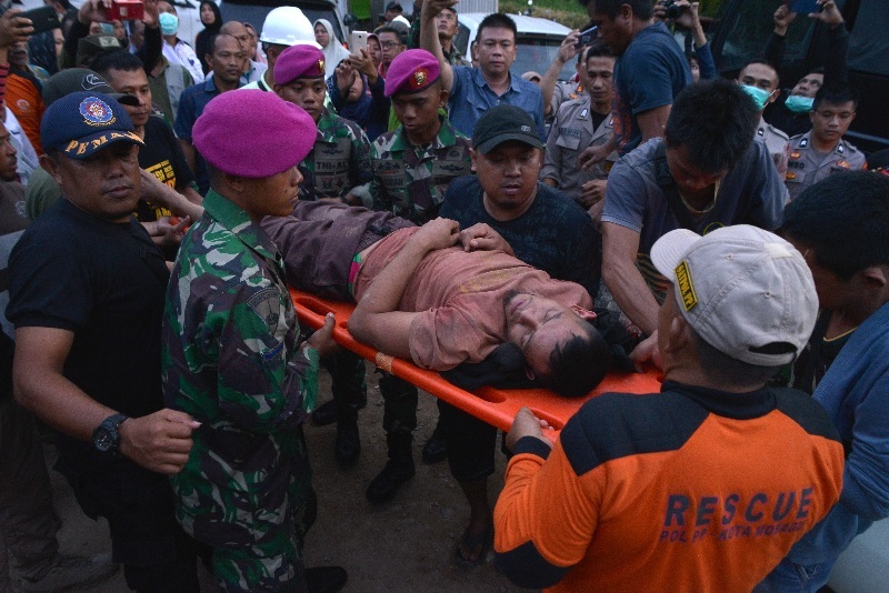 Tim SAR evakuasi 25 korban longsor pertambangan emas